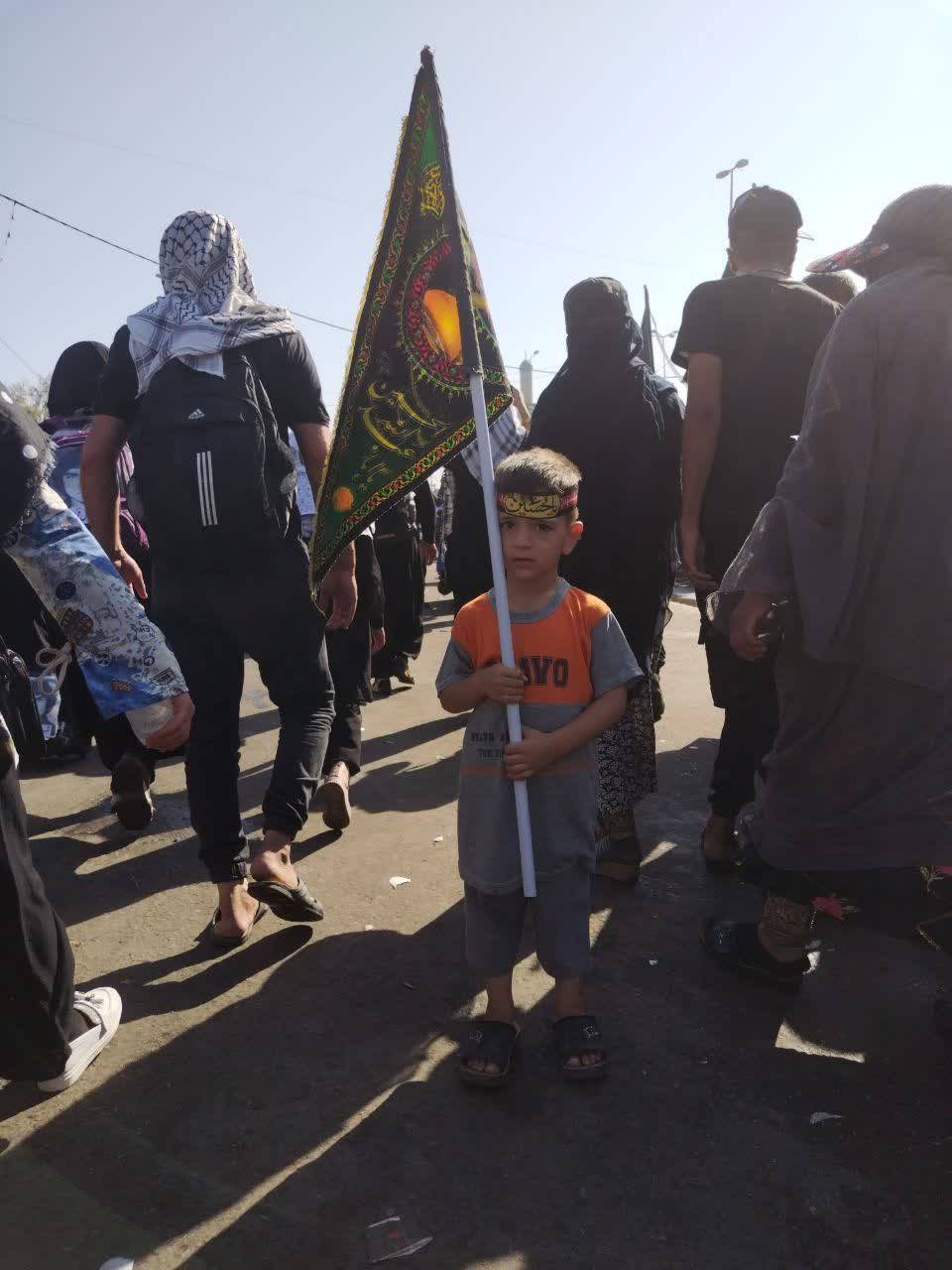 کودکی با پرچم یا حسین