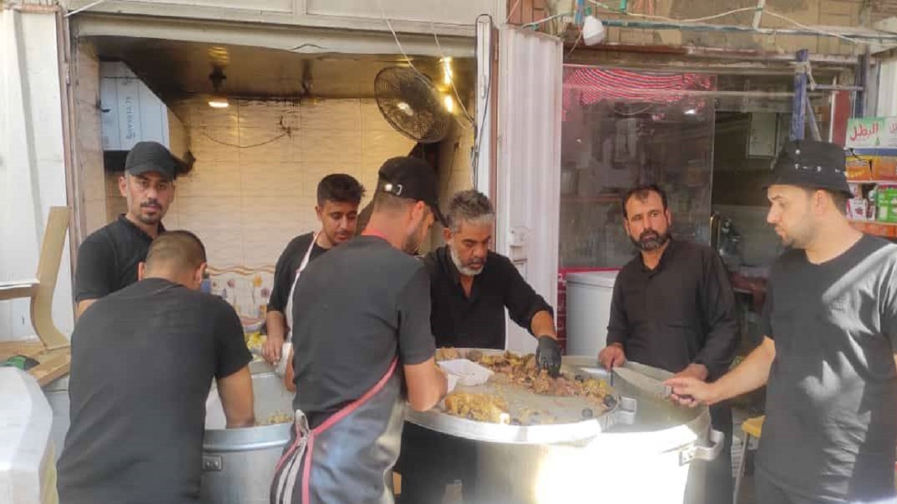 پهن شدن سفره مهربانی موکب داران بندرعباسی در کربلای معلی + فیلم و تصاویر