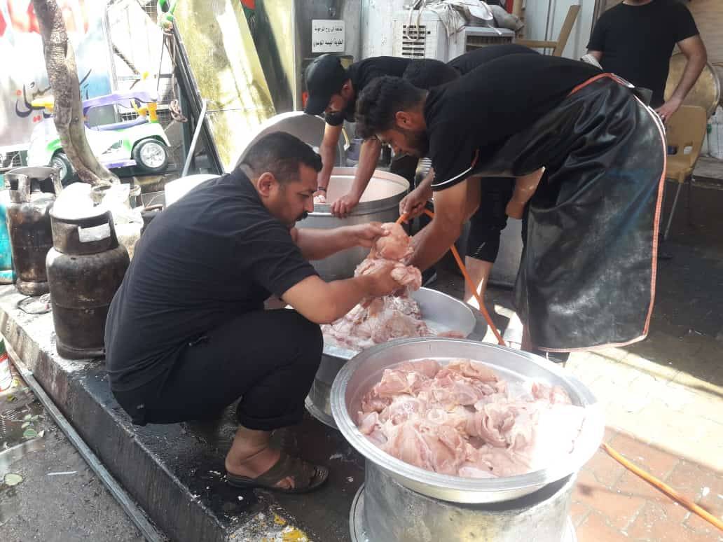 آماده کردن غذای نذری برای موکب داران