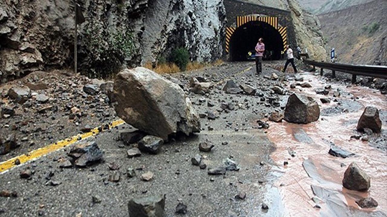 ریزش کوه و مسدود شدن جاده هراز/ بازگشایی محور در کمتر از نیم ساعت