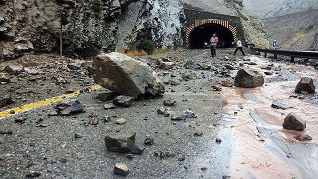 بازگشایی جاده هراز پس از ریزش کوه
