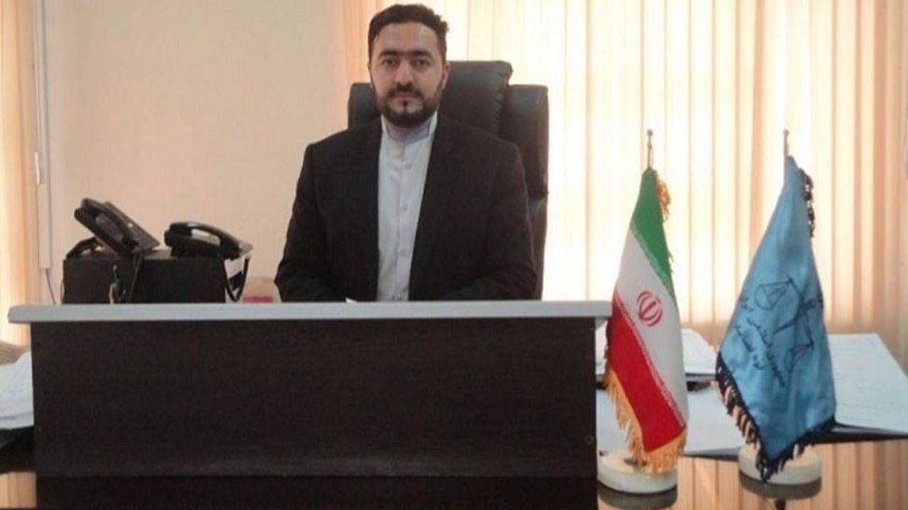 با تبلیغات زودهنگام انتخاباتی در زرندبرخورد می شود