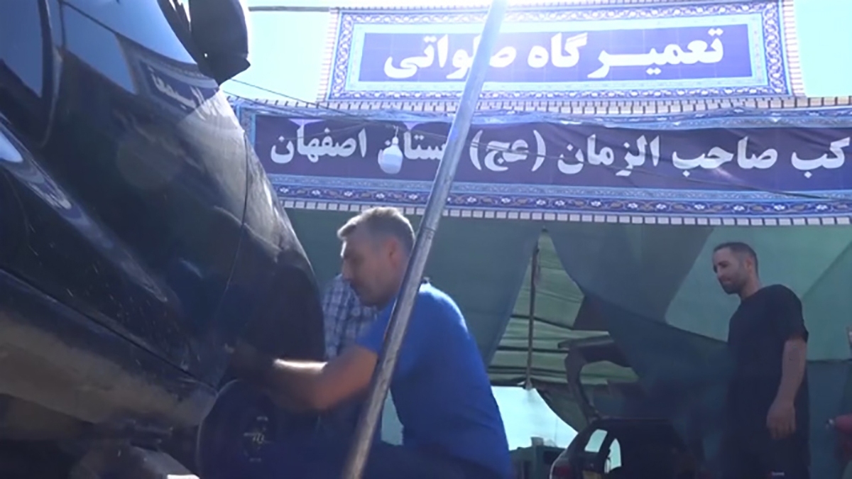 خدمات خودرویی یک موکب به زائران کربلا + فیلم