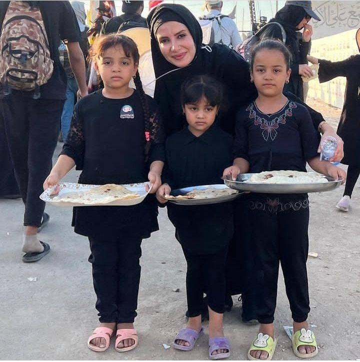 مليكا زارعي در كنار كودكان در اربعين