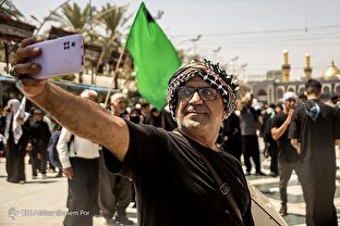 عکس سلفی زائران حسینی در کربلای معلی
