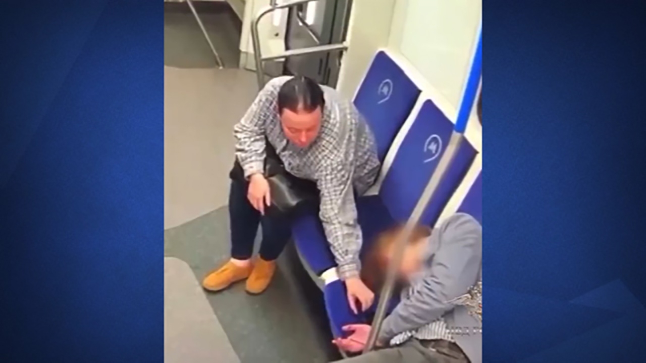 سرقت موبایل در داخل مترو + فیلم