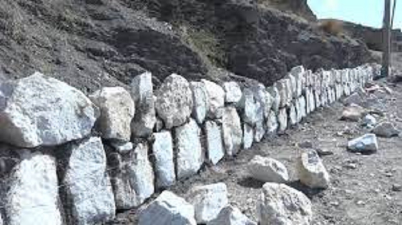آغاز دیواره سازی مسیر ورودی روستای ماربر