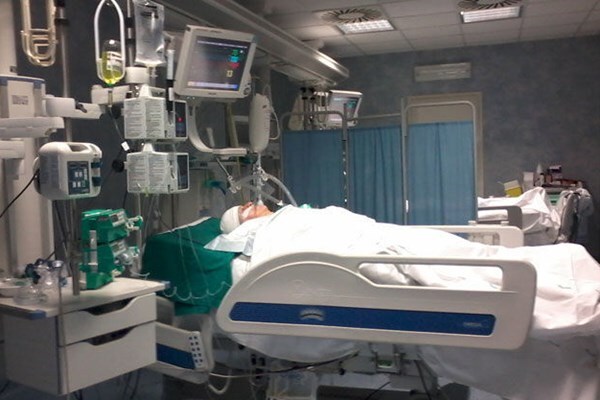 بیمار بستری شده که در وضعیت کما است