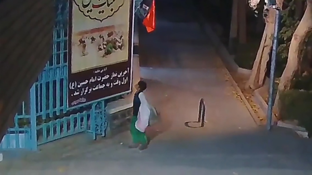 عرض ارادت یک کودک کار به محضر امام حسین (ع) + فیلم