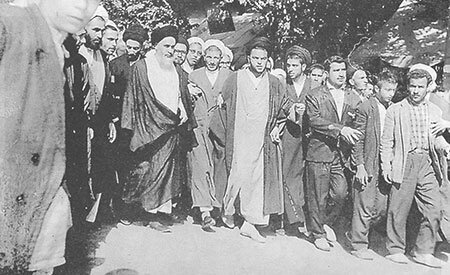 امام خمینی بین طلاب معترض به شاه