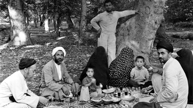 آیت&zwnj;الله قدوسی در کنار علامه طباطبایی پدر همسرش
