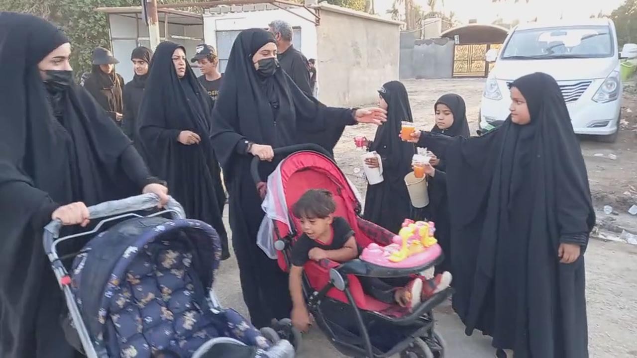 کودکان عراقی برای زائران ایرانی سنگ تمام گذاشته اند + فیلم