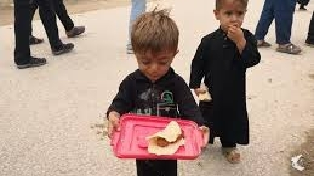 سنگ‌تمام کودکان عراقی برای زائران اربعین + فیلم