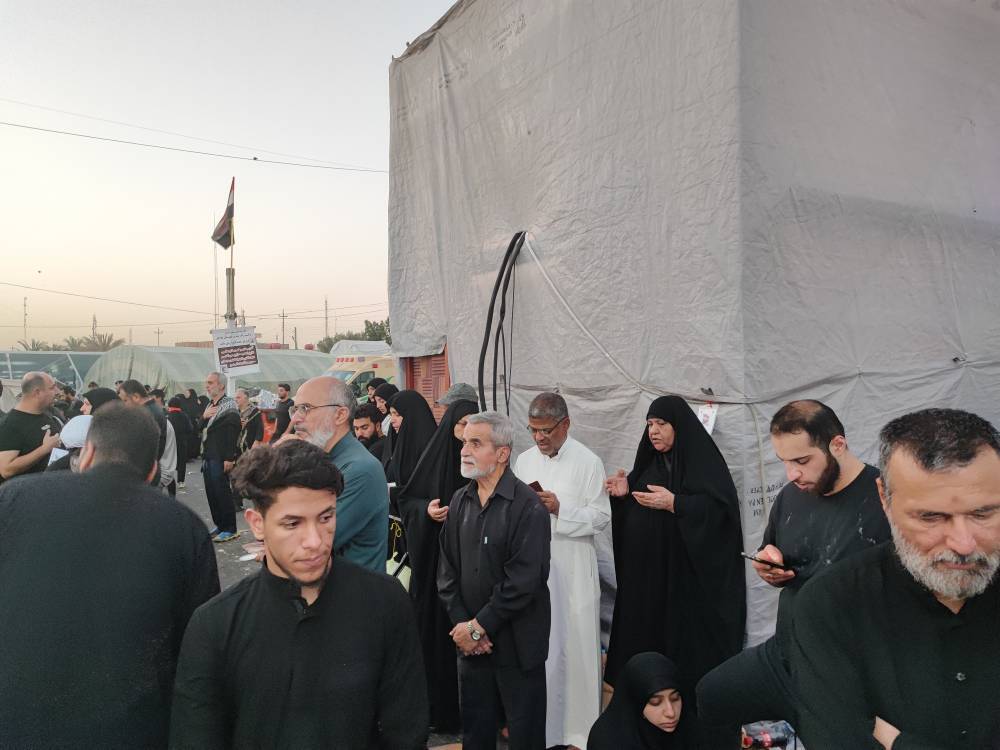 زائران در حال دعا خواندن