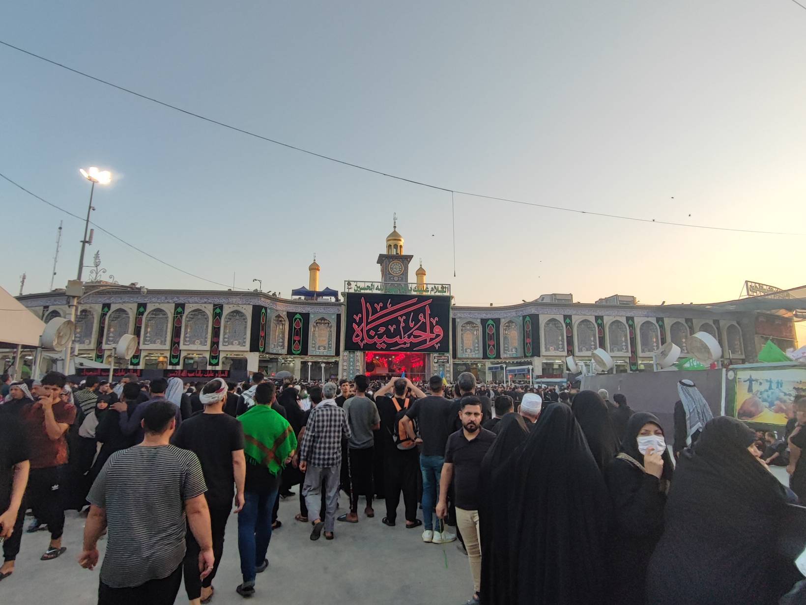 زائران در جوار حرم امام حسین