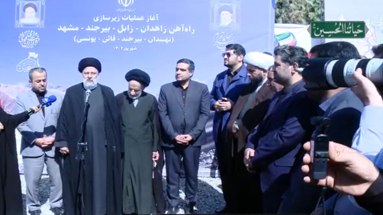عملیات زیر سازی راه آهن زاهدان - بیرجند - مشهد آغاز شد/ رئیسی: شمال به جنوب کشور با این خط ‌آهن به هم متصل می‌شود+ تصاویر