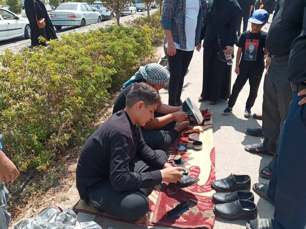 واکس زدن کفش زائران