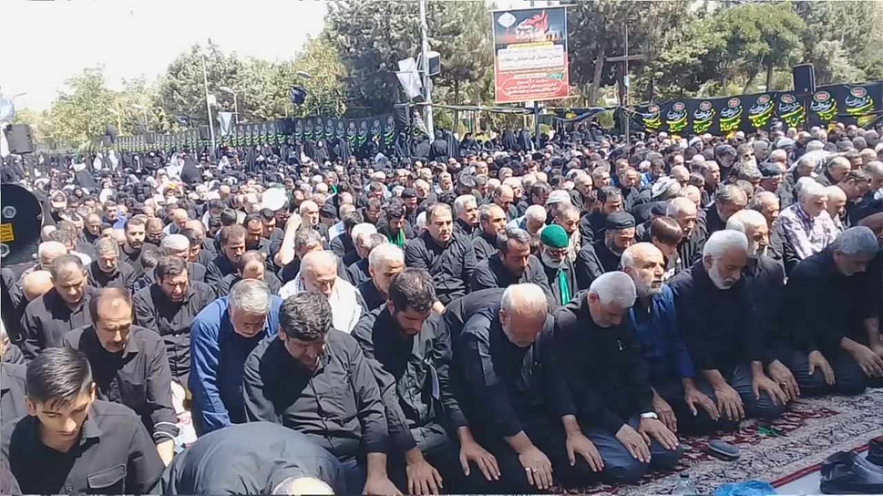 اقامه نماز جماعت روز اربعین در امامزاده محمد (ع) کرج + فیلم