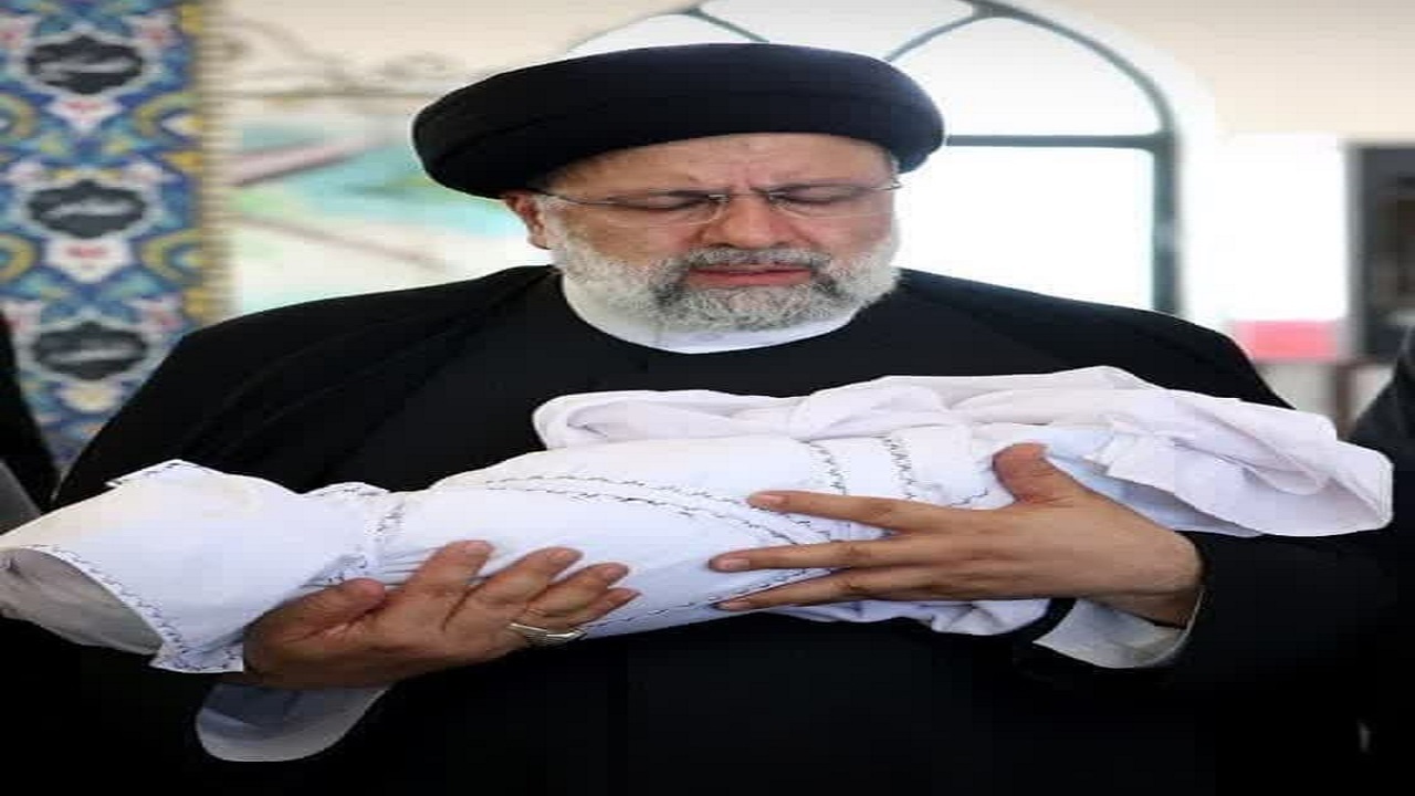 اذان رئیس جمهور در گوش نوزاد بیرجندی + فیلم