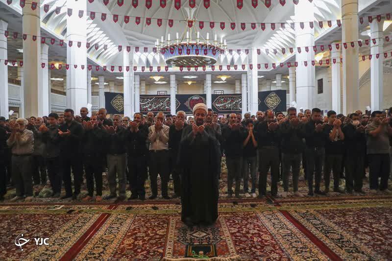 اقامه نماز ظهر اربعین در حرم شاهچراغ (ع)