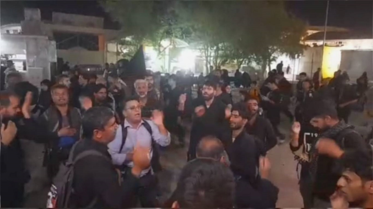 مراسم سینه زنی زائران اربعین در مسیر نجف به کربلا + فیلم