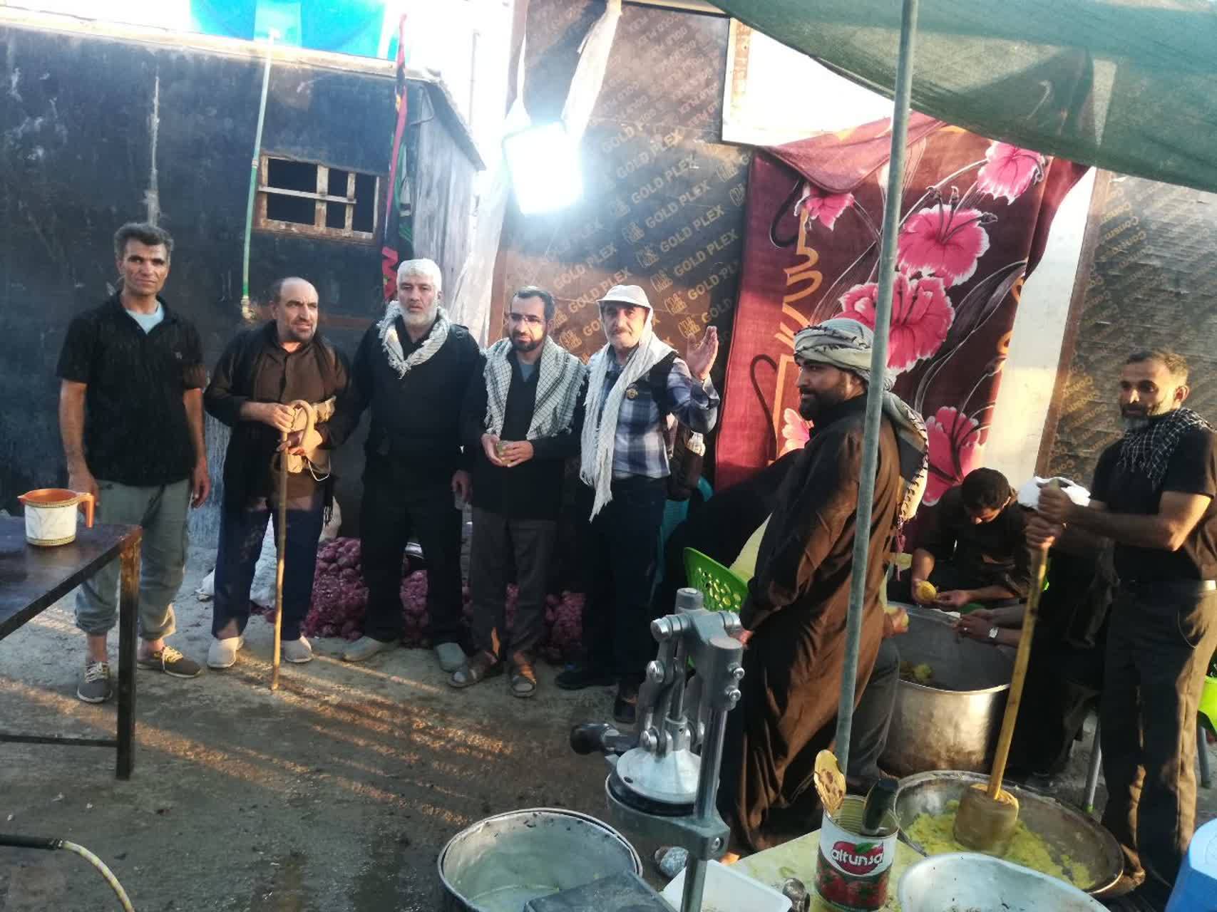 موکب داران اربعین در مسیر نجف به کربلا