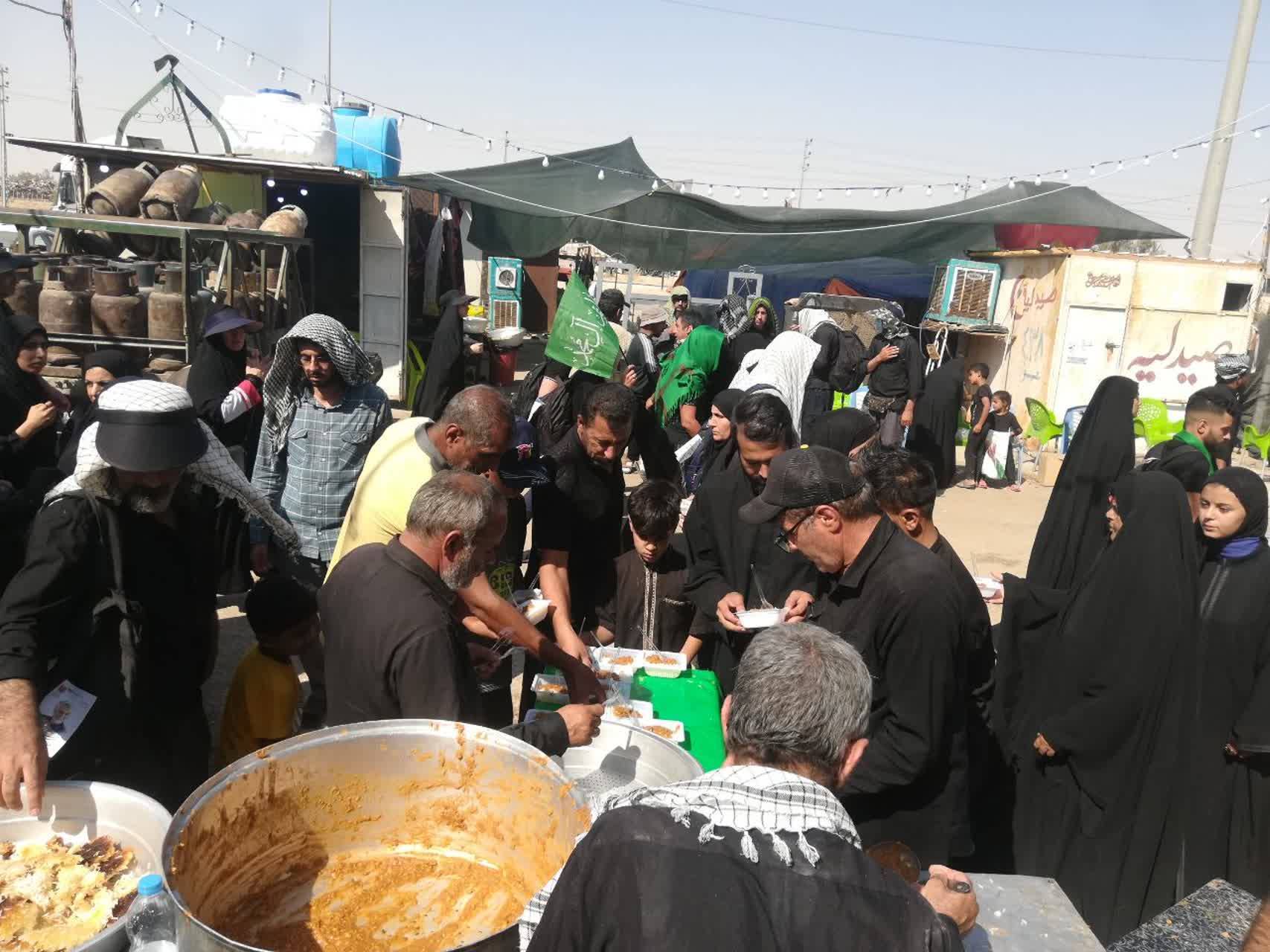 موکب داران اربعین در مسیر نجف به کربلا
