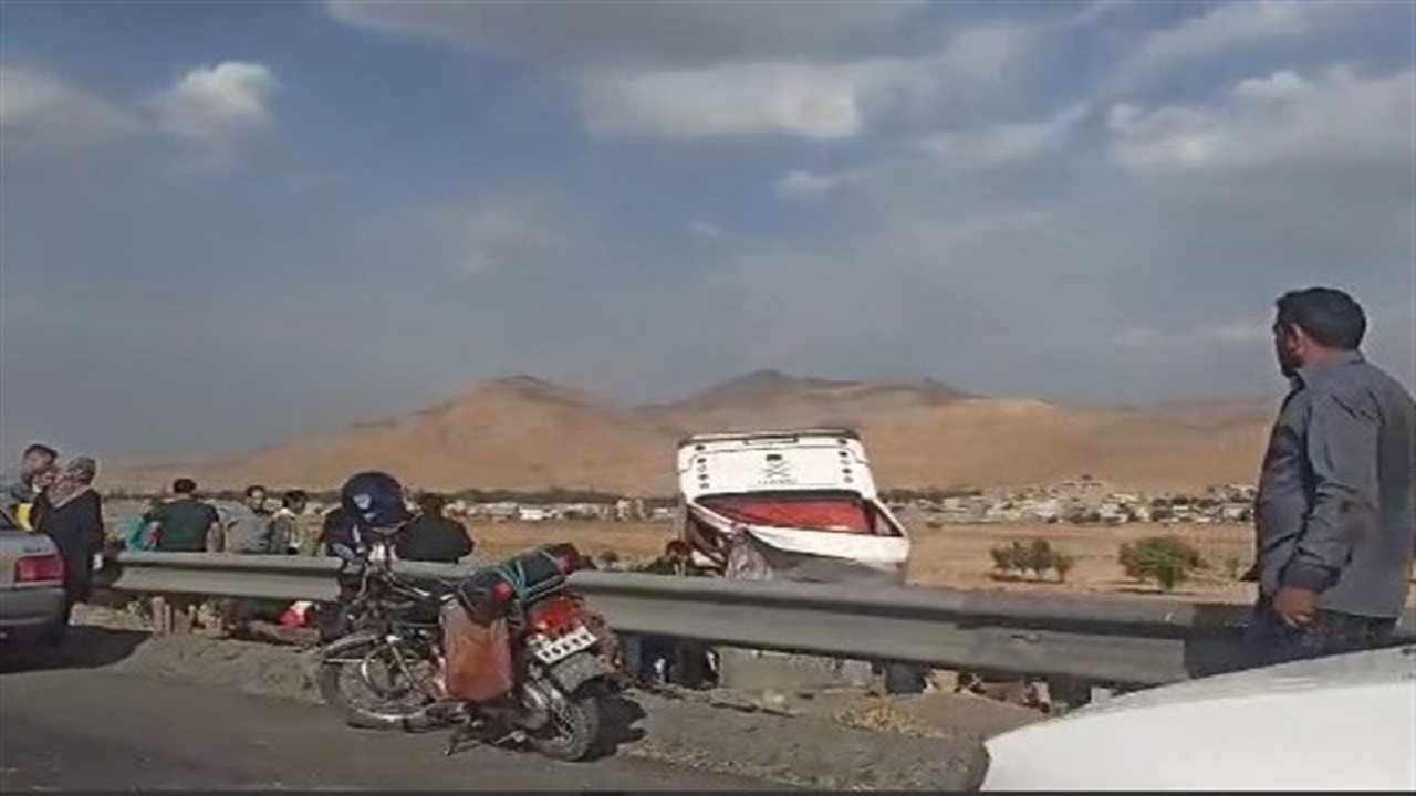 واژگونی مینی‌بوس در محور شازند به اراک با ۱۸ مصدوم‌