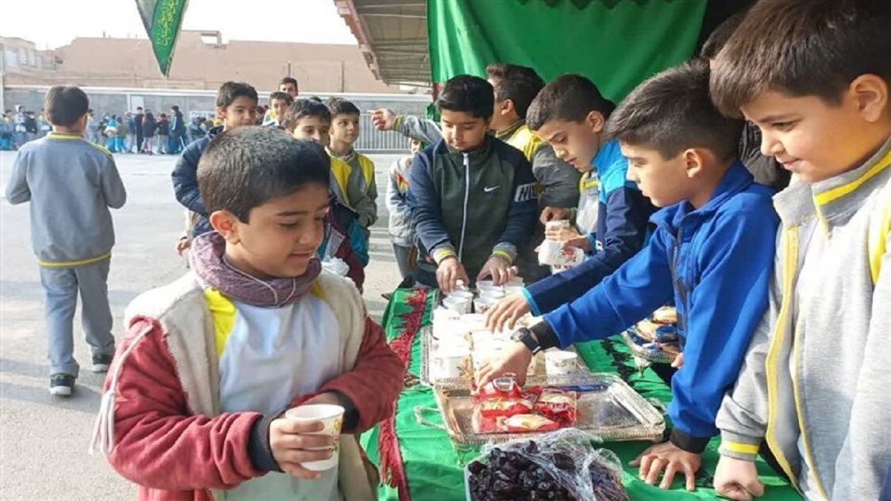 پذیرایی دانش آموزان خراسان جنوبی از زوار حسینی و رضوی