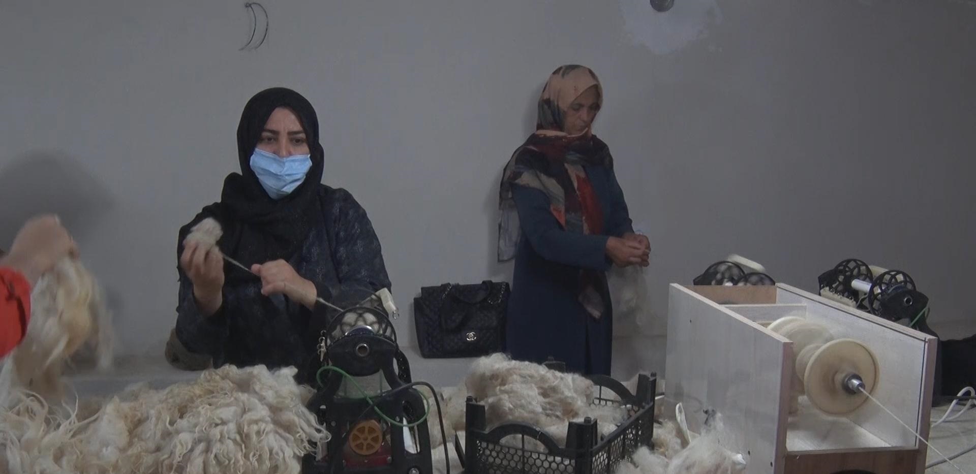 کارآفرینی بانوی بویین میاندشتی با تولید نخ سنتی