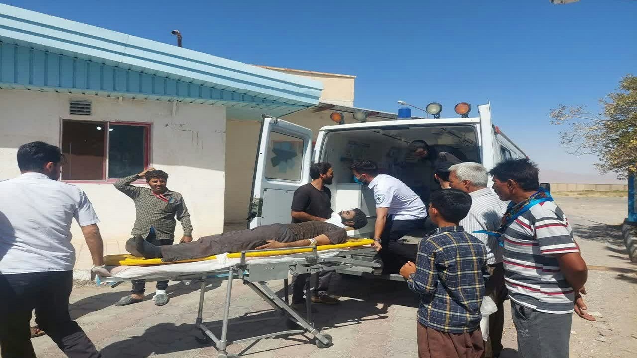 مصدومیت ۶ نفر بر اثر حادثه در زیرکوه/ رعایت نکردن ایمنی کار دست کارگران داد