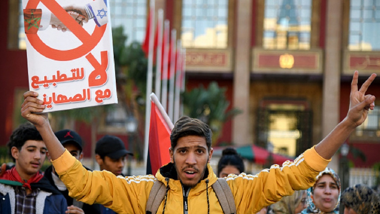 مغربی‌ها پرچم رژیم صهیونیستی را به آتش کشیدند
