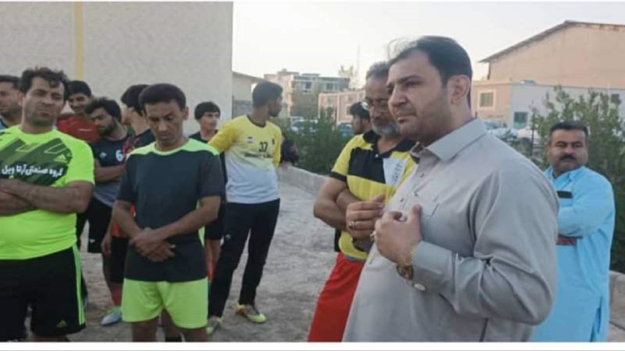 کمک شهرداری سراوان به تیم فوتبال جوانان بخشان جهت اعزام به مسابقات استانی