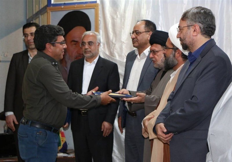 اسناد مالکیت بافت مسکونی شهر آباده طشک بعد از ۴۰ سال اهدا شد