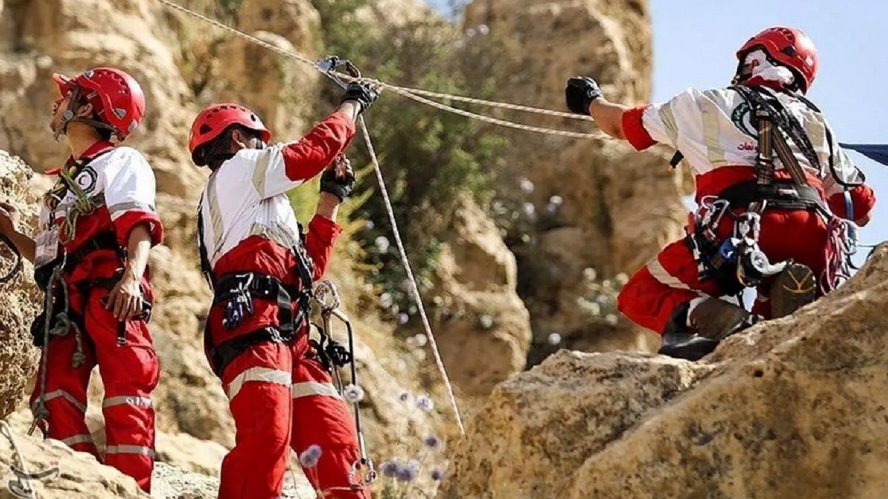 تداوم تلاش امداد و نجات کوهستان بروجن برای نجات گردشگران