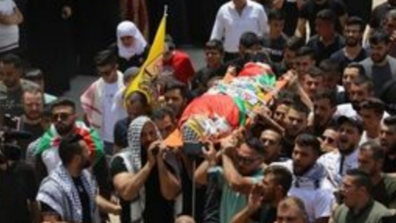 تشییع پیکر شهید ۱۵ ساله در فلسطین + فیلم