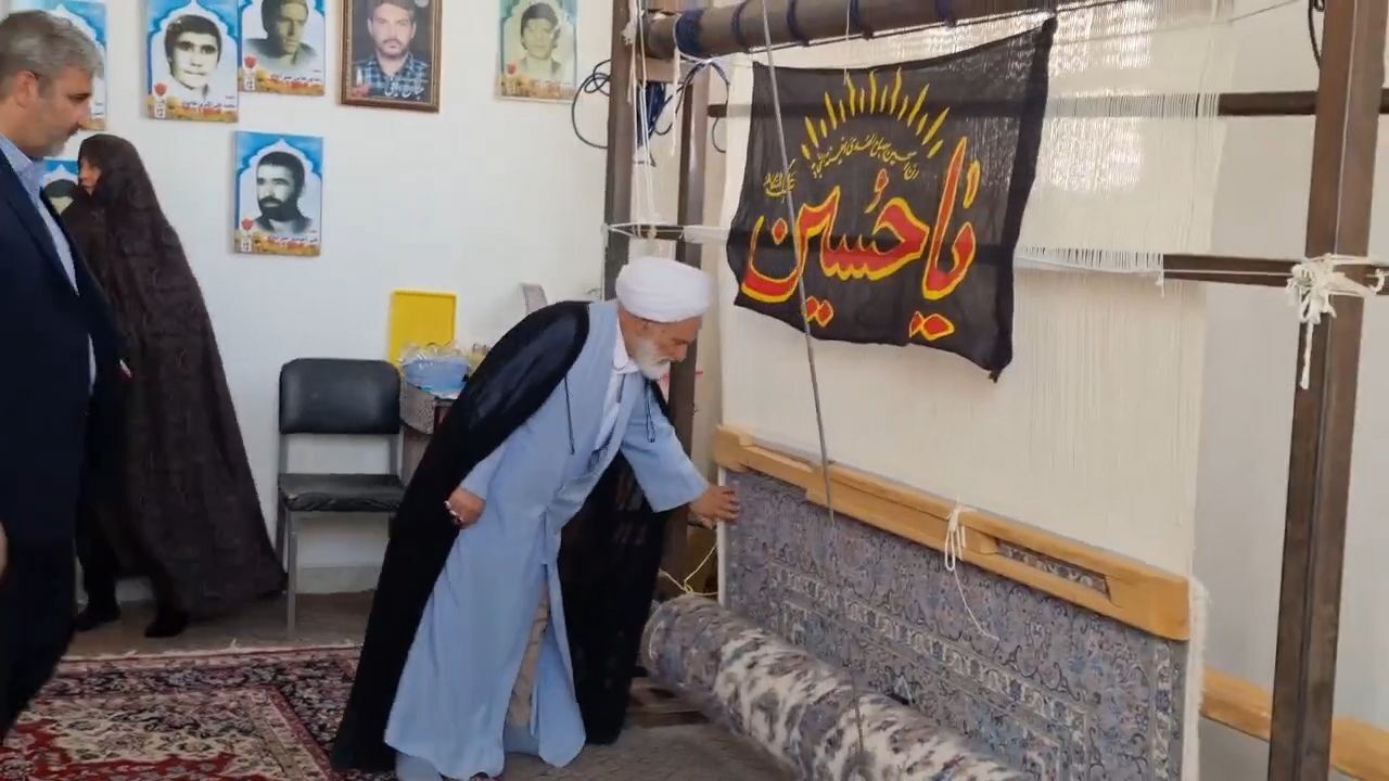 اهدای ۲ تخته فرش دستباف برای کمک به بازسازی اماکن مقدسه در کربلا