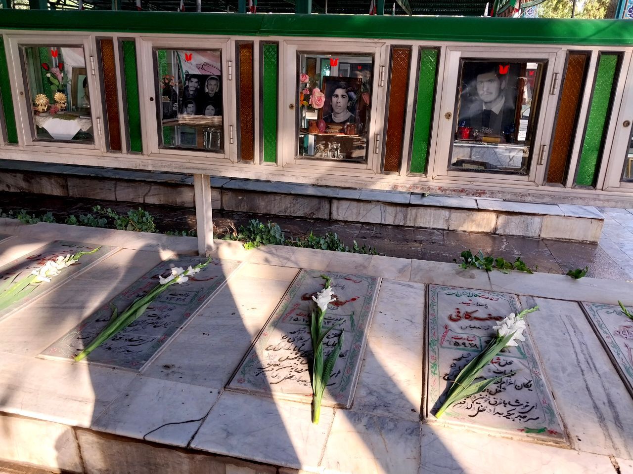 مزار شهدای چهارصد دستگاه گلباران شد