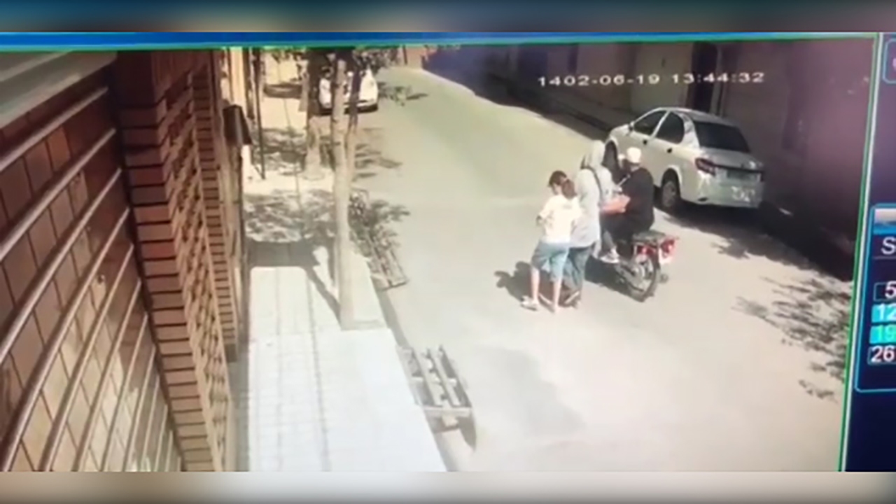 کیف‌قاپی وحشیانه از یک زن در اسلامشهر مقابل چشمان دخترش