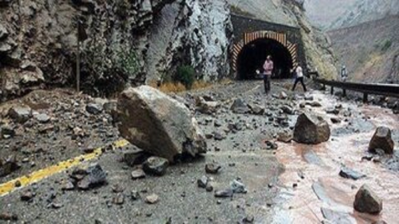 خطر سقوط سنگ در جاده‌های کوهستانی شمال