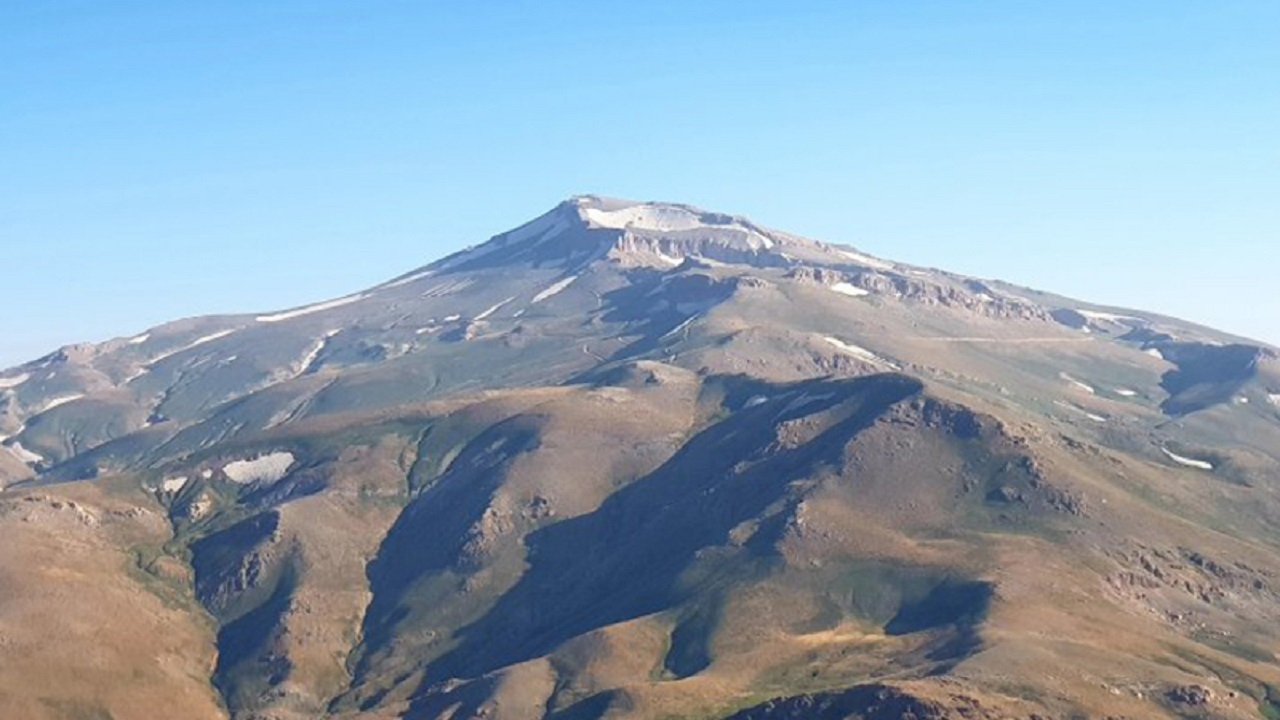 نمایی از کوه‌های مرتفع در روستای گل قشلاق کردستان