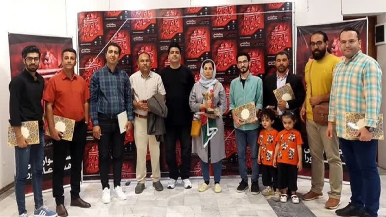 تندیس جشنواره ملی هنر عاشورا در دستان عکاس شهرکردی