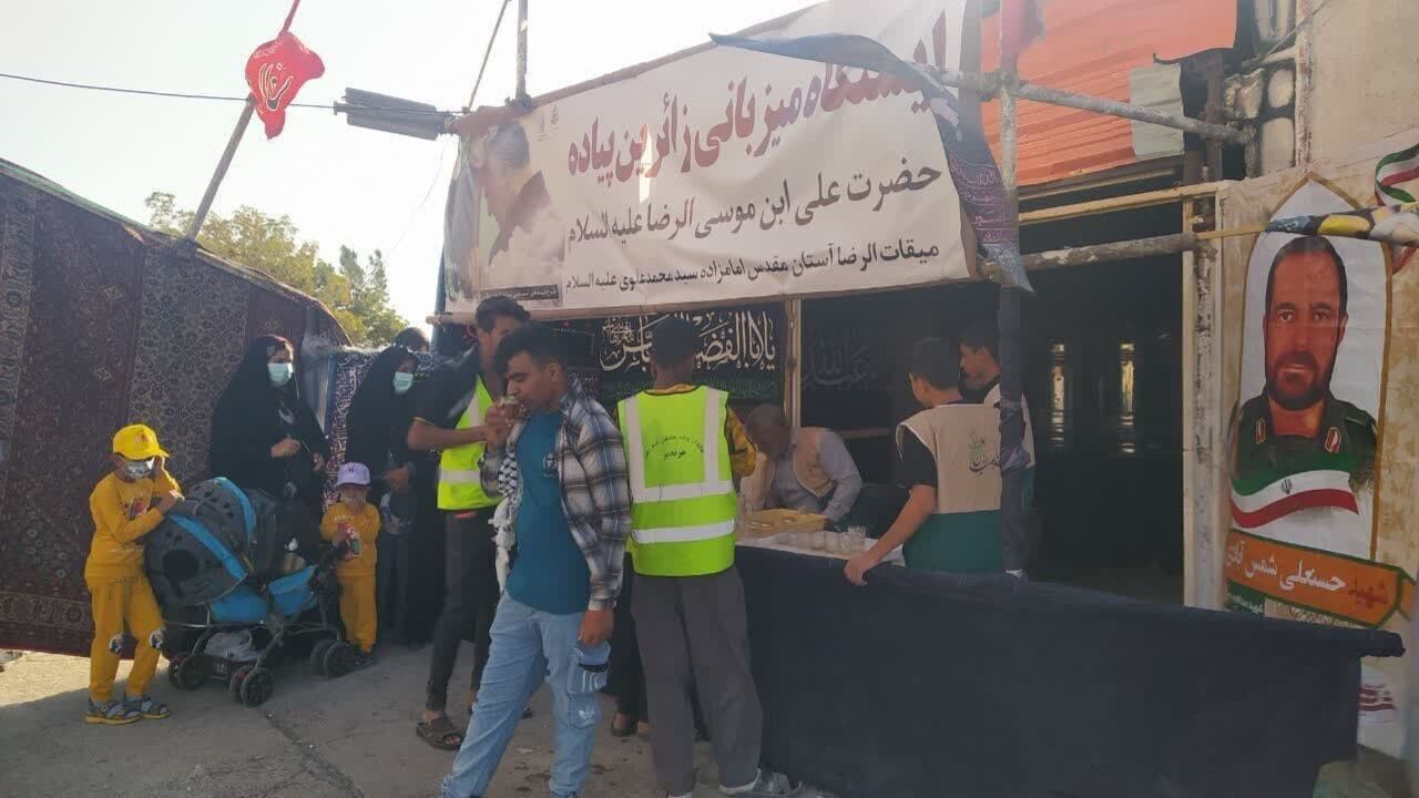خدمت در ۶۳ موکب اداره کل اوقاف خراسان رضوی به زائران پیاده امام رضا(ع)