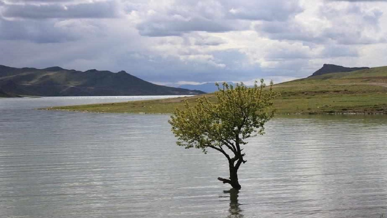 نمایی زیبا از دریاچه سد تهم نگین آبی زنجان