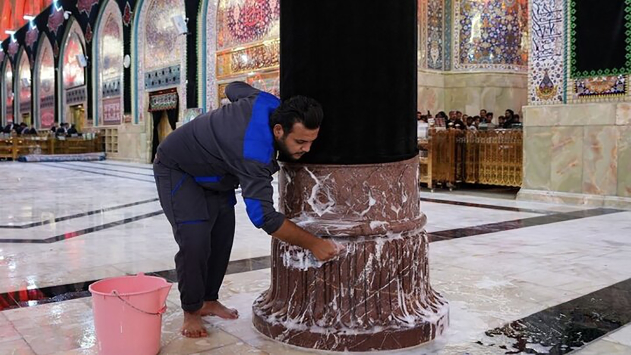 شست‌وشوی حرم امام حسین (ع) به همت خادمان + فیلم