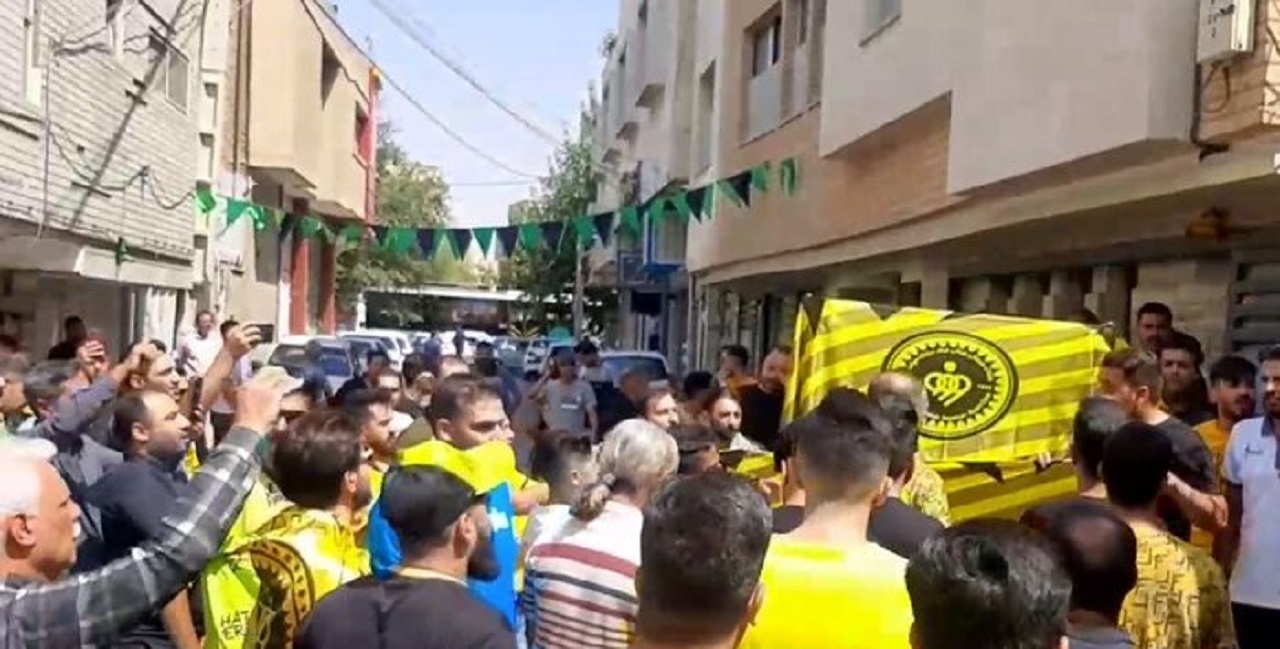 حضور هواداران سپاهان مقابل استانداری اصفهان