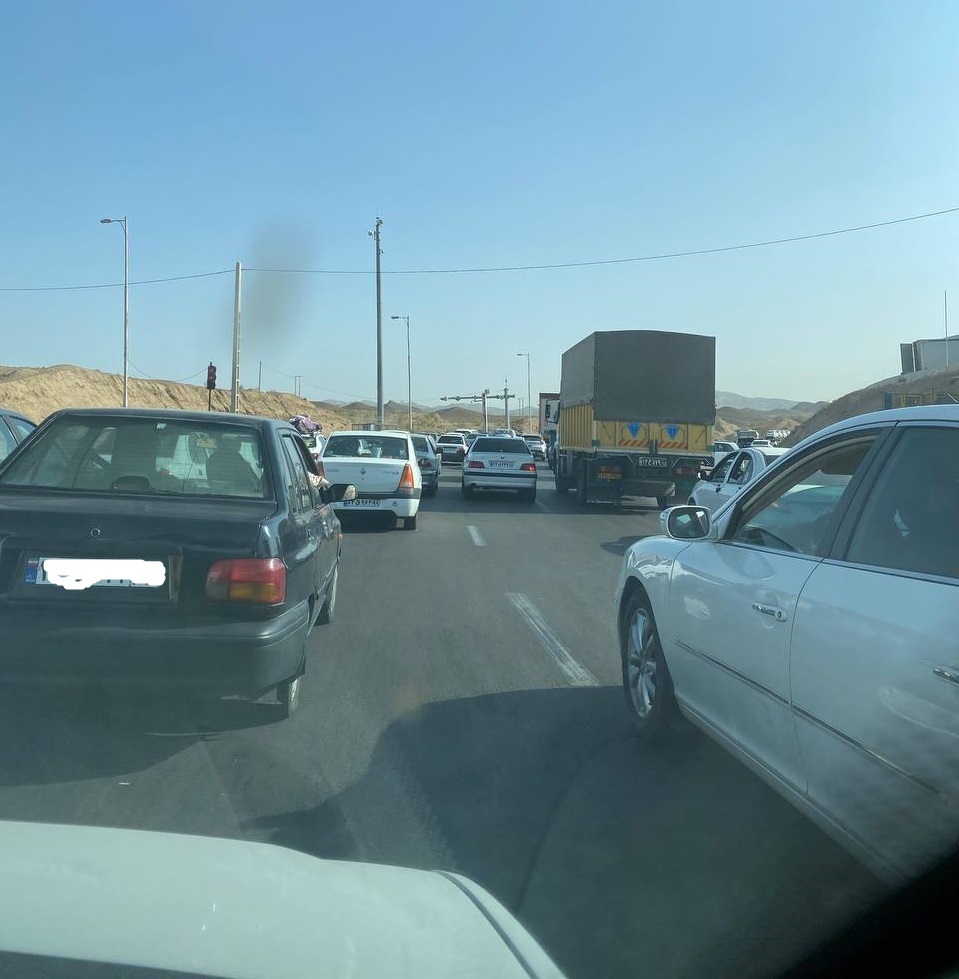 ازدحام جمعیت و ترافیک جاده ای