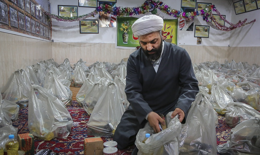 محمدعلی کارخانه در حال بسته&zwnj;بندی ارزاق