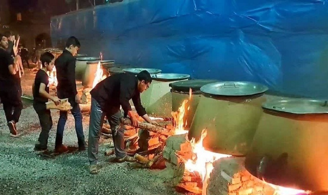طبخ ۳۵ تن آش نذری در شهرستان نایین