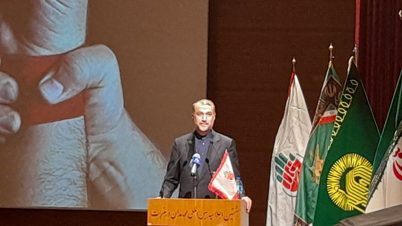 در چارچوب منافع ملی با شرق و غرب همکاری می کنیم/ ادعای نفت در برابر غذا دروغ است